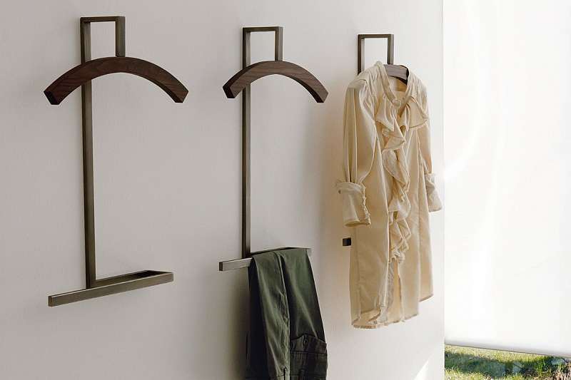 Стильная напольная стойка для одежды — примеры использования в современном интерьере