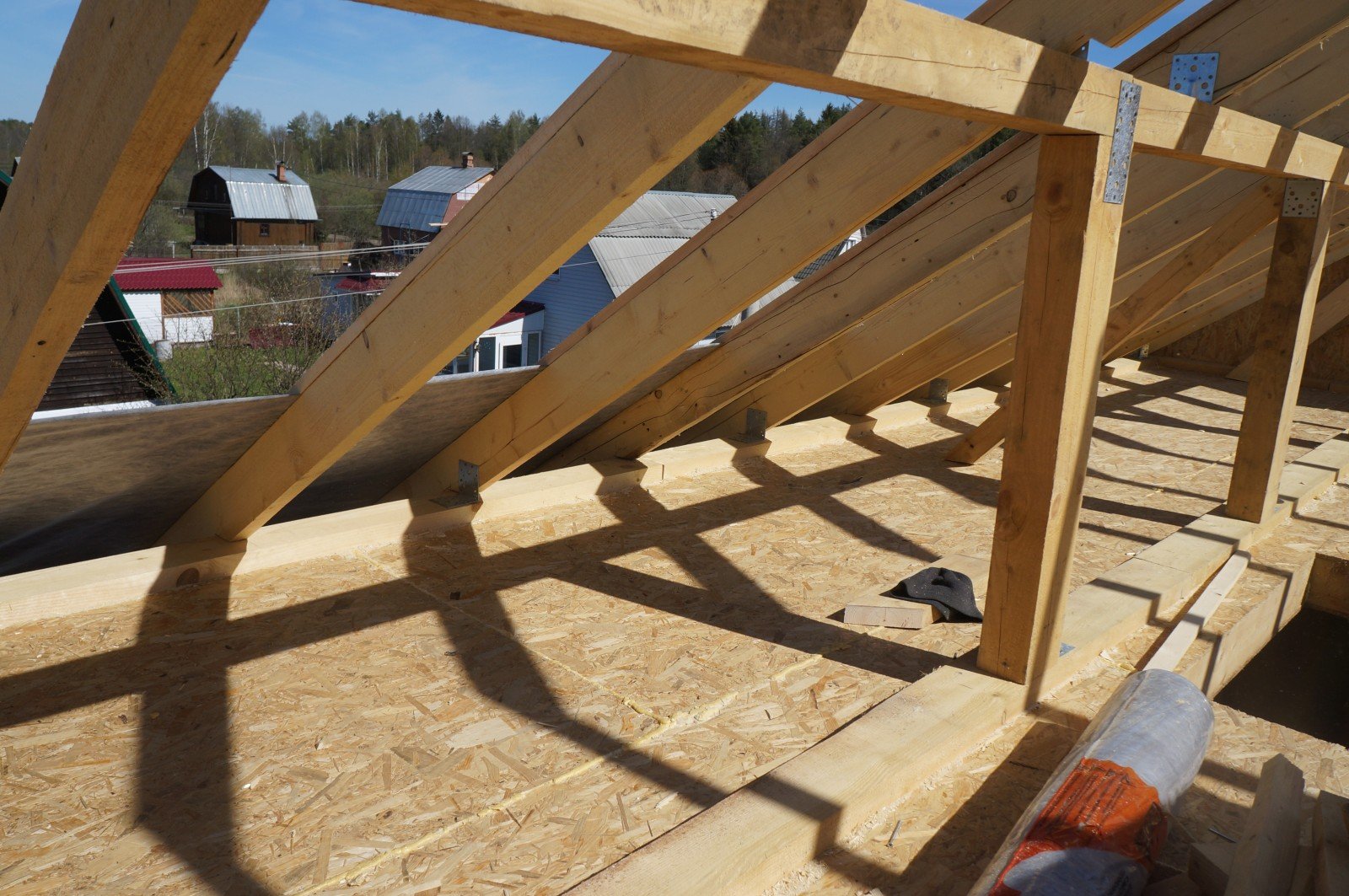 Как покрыть крышу профнастилом своими руками - строительство и ремонт