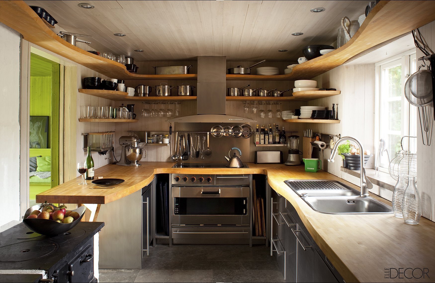 Как обустроить маленькую кухню: 9 самых полезных идей для дома