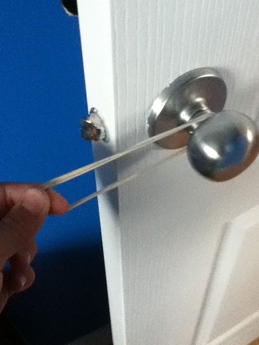 Как открыть замок межкомнатной двери без ключа