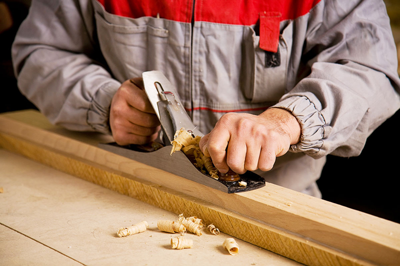 Как выровнять деревянный пол не срывая доски: инструкция