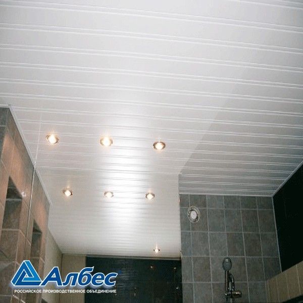 Реечный потолок в ванной комнате: преимущества и монтаж