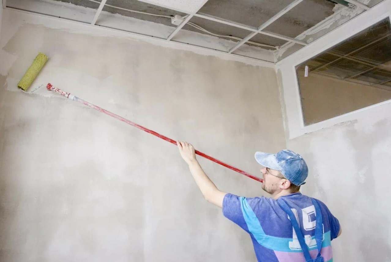 Грунтовка потолка: нужно ли грунтовать потолок перед покраской
