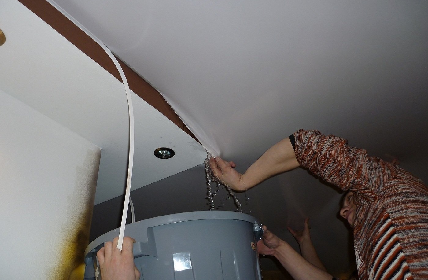 Что делать, если на натяжной потолок натекла вода и как её слить самостоятельно?