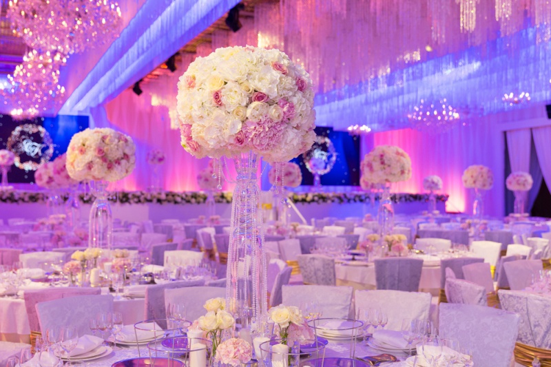 Оформление зала на свадьбу: идеи украшения цветами, текстилем, воздушными шарами, бумагой и свечами Как украсить стол жениха и невесты, стены и потолки, столы гостей и фотозону Примеры свадебных интерьеров в разных стилях