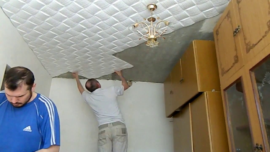 Как клеить потолочную плитку – делаем правильно разными способами + видео