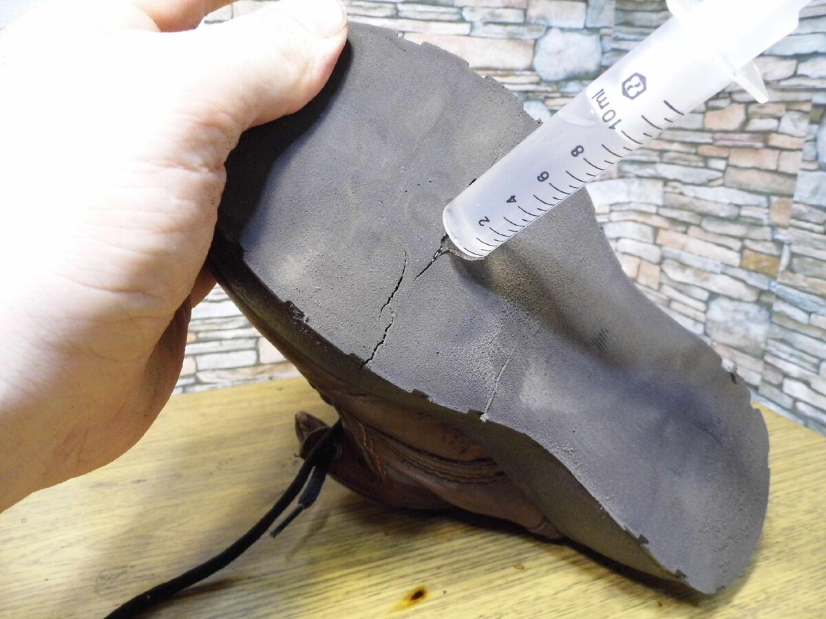 Как заклеить подошву обуви в домашних условиях, если она лопнула, ремонт подошвы своими руками