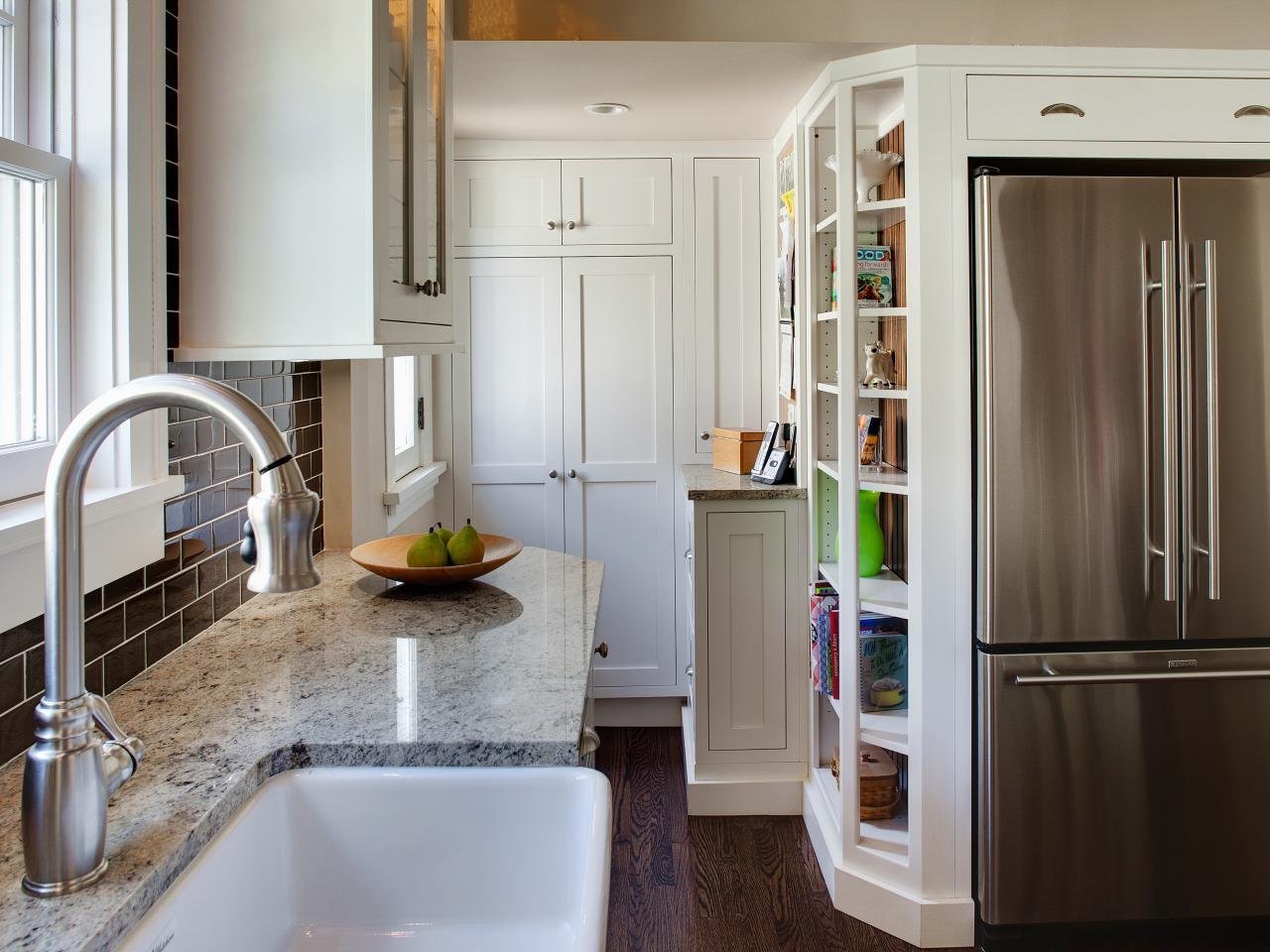 Холодильник под окном на кухне: как скрыть своими руками, инструкция, фото и видео-уроки
