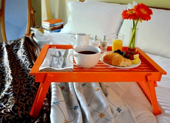 Столик для завтрака в постель своими руками: пошаговая инструкция