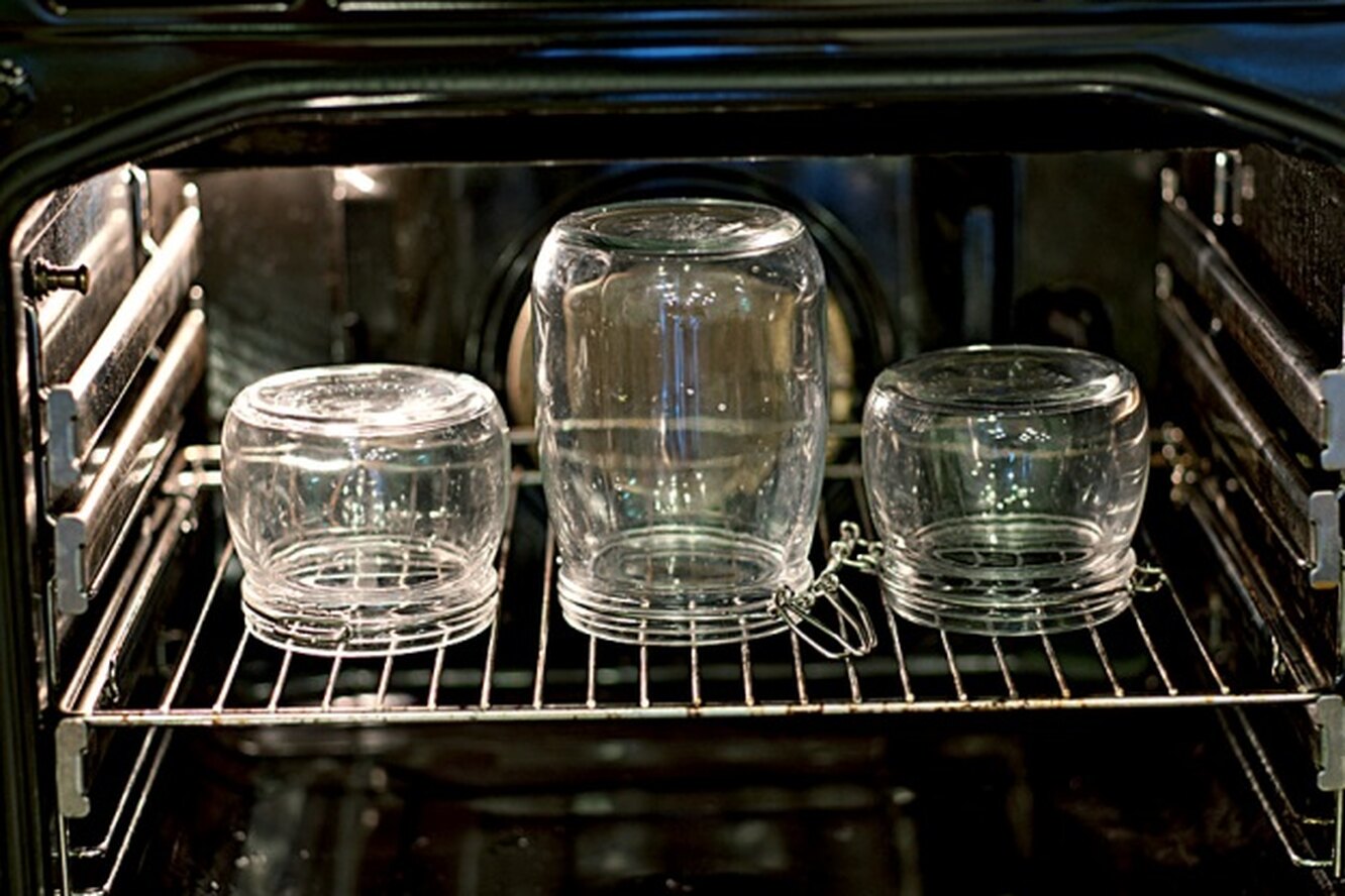 Стерилизация банок в духовке газовой плиты: особенности процесса