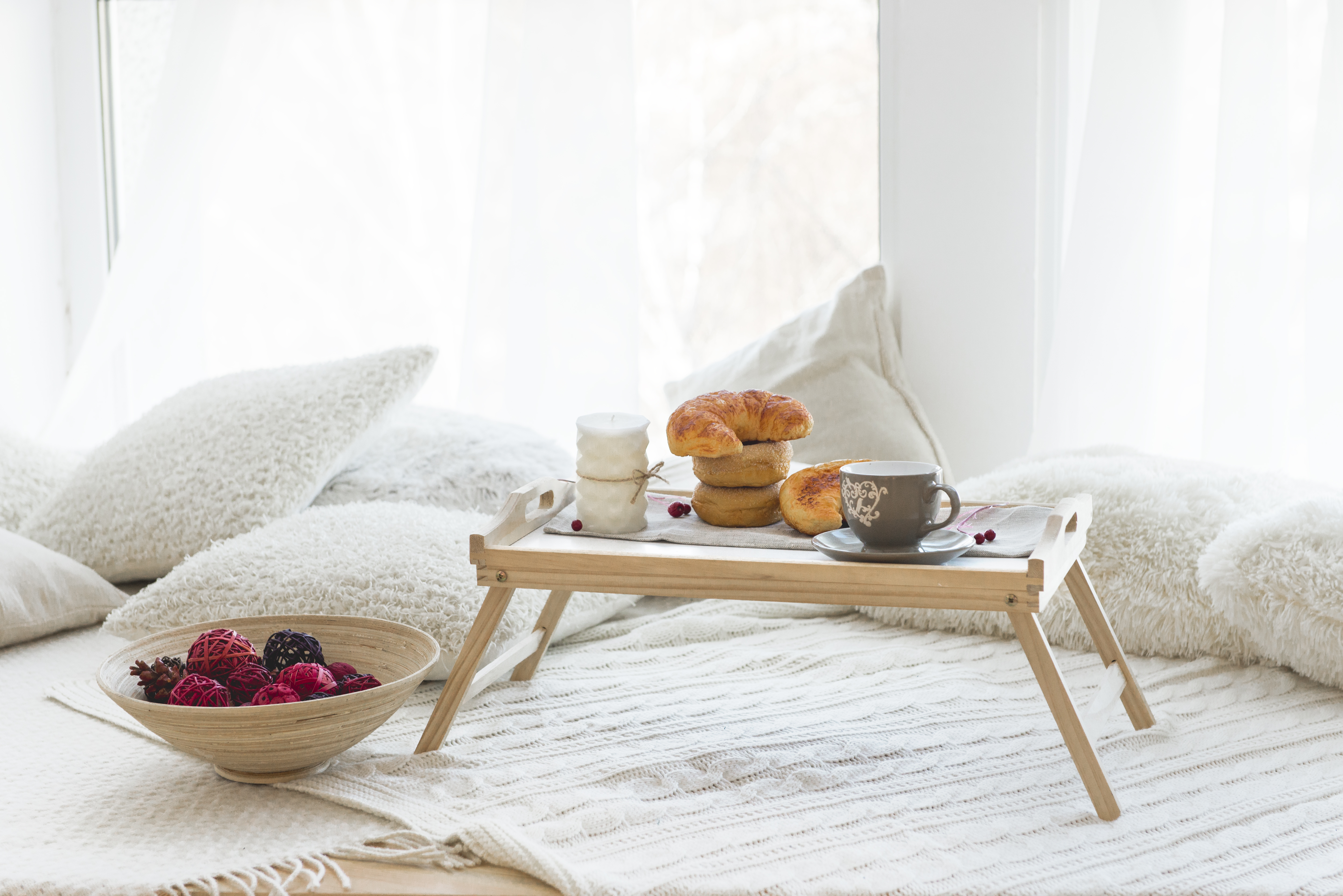 Столик для завтрака в постель: 90+ (фото) практичных вариантов