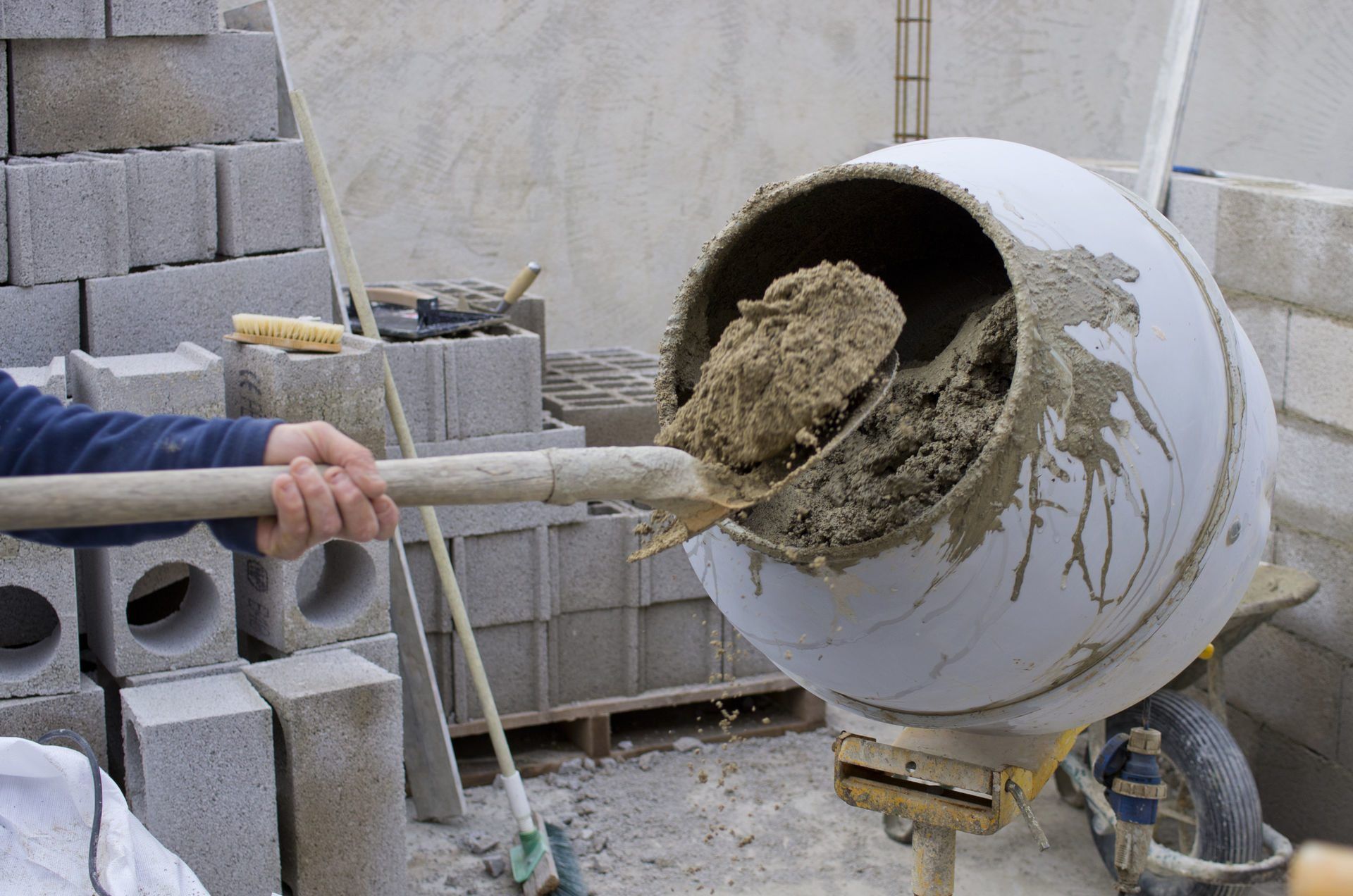 Как замешать бетон своими руками: пропорции (фото и видео)