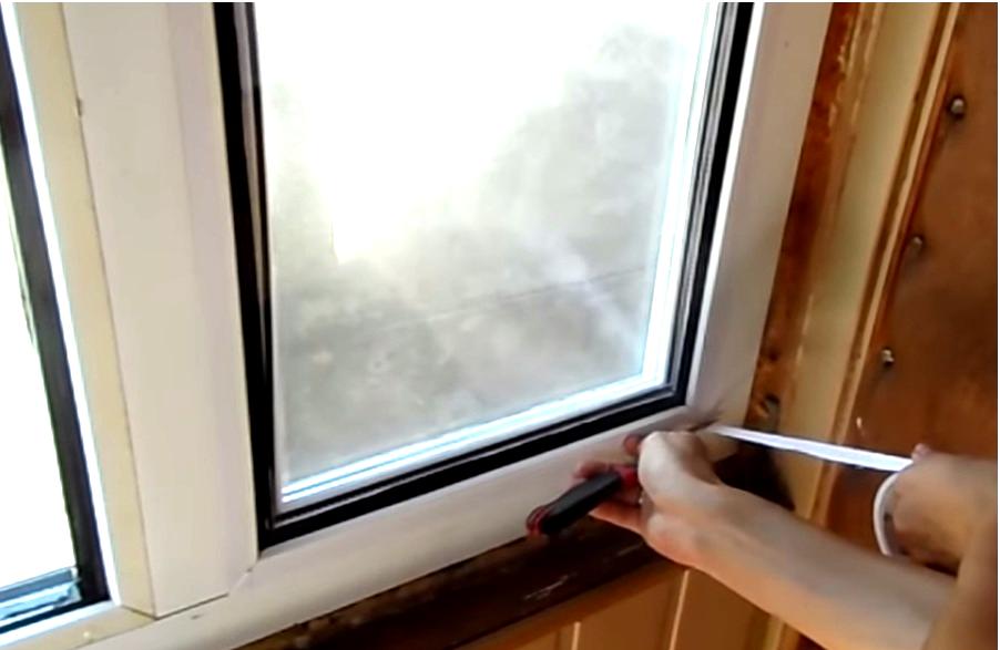 Как и чем заклеить деревянные и пластиковые окна на зиму: способы, инструкция