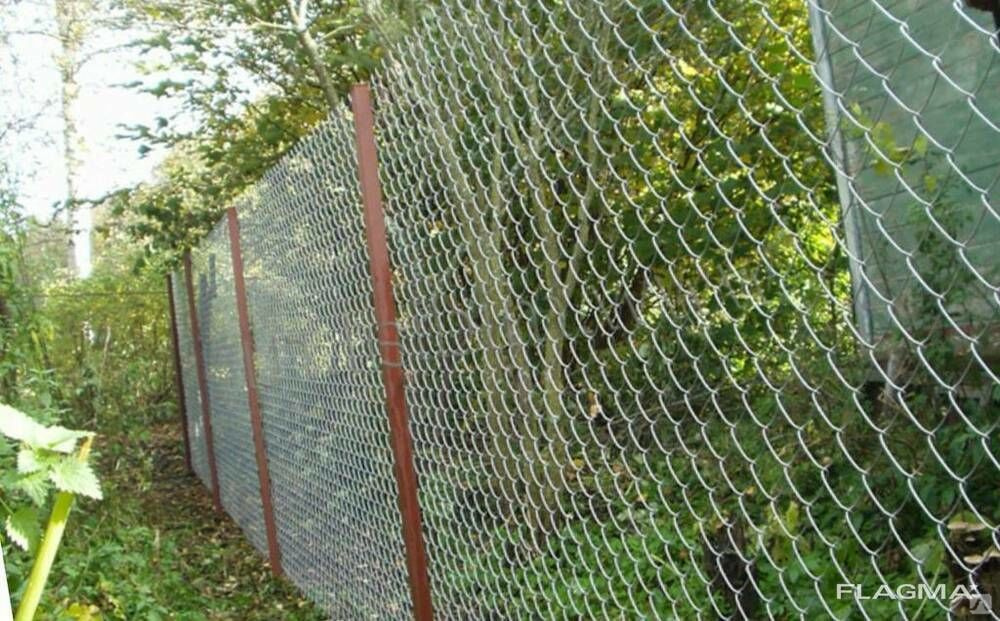 Как украсить забор из сетки рабицы? варианты и фото декора
