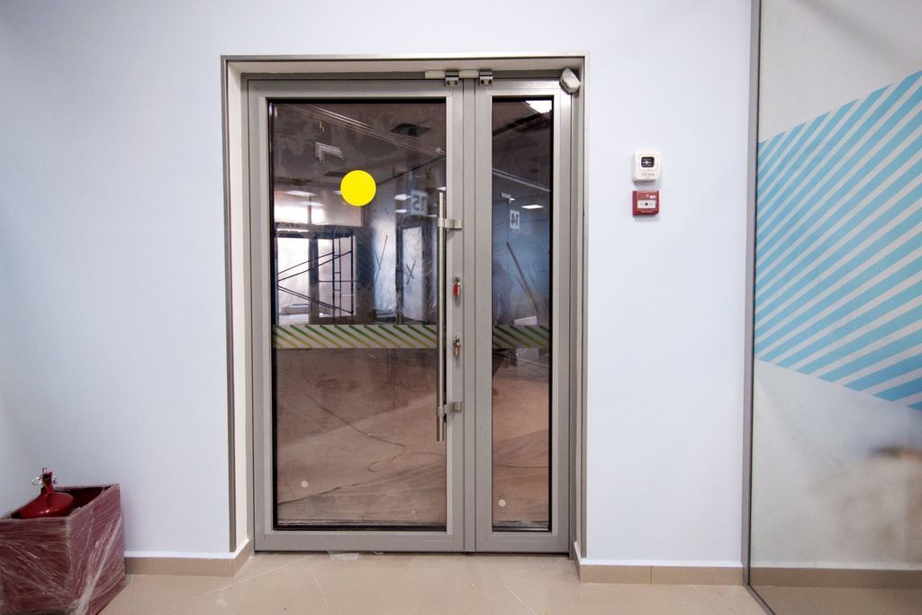Виды входных дверей из алюминия Конструктивные особенности различных типов дверей Порядок установки алюминиевых входных дверей Комплектующие и фурнитура
