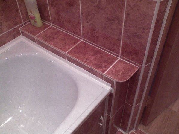 Как заделать щель между ванной и стеной, быстрые способы: силикон, бордюр, лента