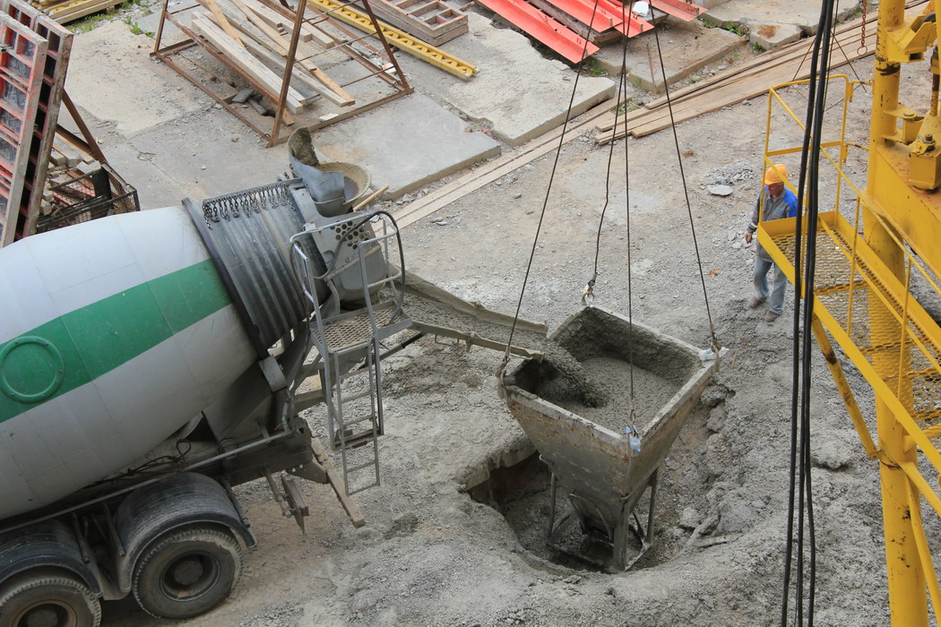 Как облегчить работы по ручному замешиванию раствора и бетона Как замесить бетон без корыта Как сделать ручную бетономешалку