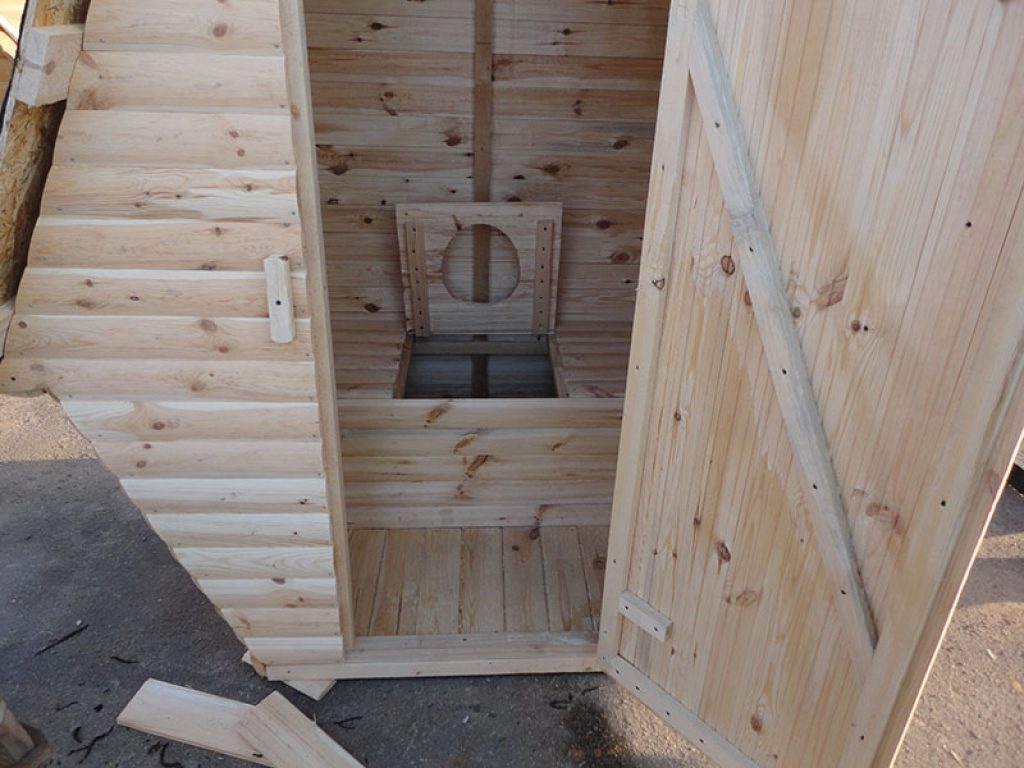 Туалет в деревянном доме