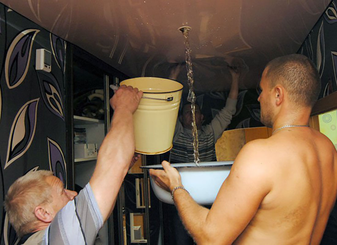Как слить воду с натяжного потолка: при затоплении соседями, сливаем самостоятельно
